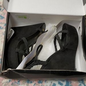 Olivia Ferguson size 6 wedges